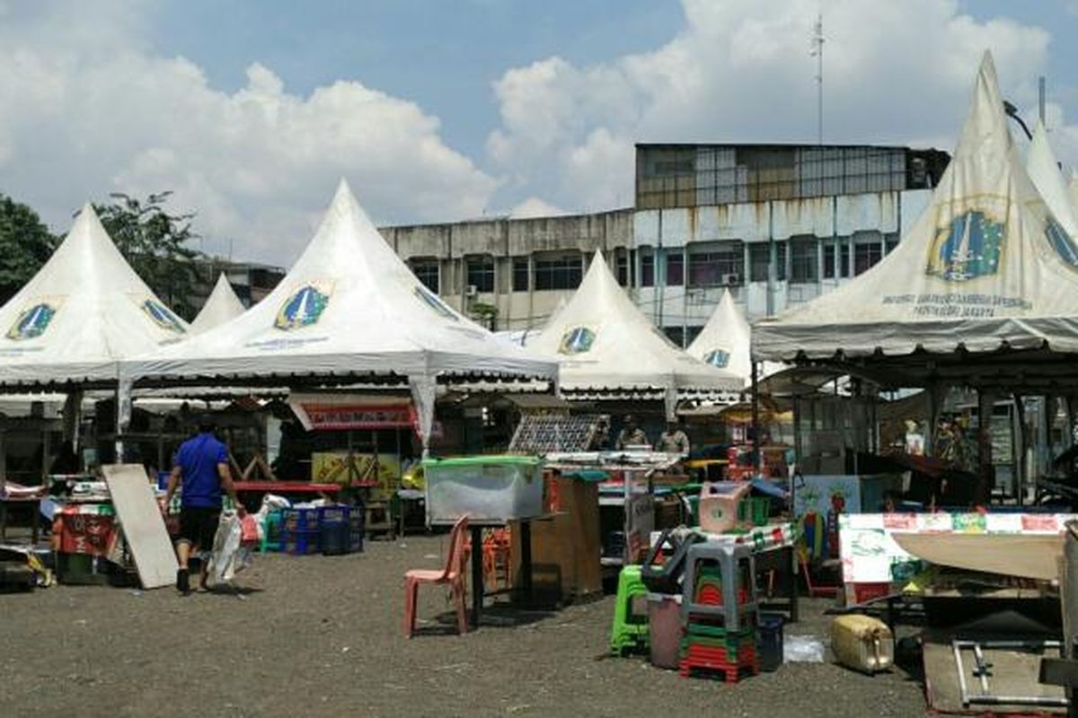 Para pedagang kaki lima (PKL) di Kawasan Kota Tua, Tamansari, Jakarta Barat, sudah pindah ke Jalan Cengkeh dan mulai menata barang dagangannya, Senin (5/9/2016).