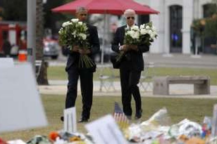 Presiden AS Barack Obama dan Wapres AS,  Joe Biden, Kamis (16/6/2016), bersiap meletakkan karangan bunga dalam upacara pemakaman para korban penembakan di kelab malam gay di Pulse, Orlando, Florida.