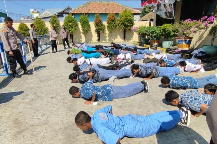 Polisi mengamankan sejumlah pelajar yang sedang bersembunyi di dalam gudang pasca pengejaran aksi tawuran, di Jalur utama pantura, Kabupaten Cirebon, Jawa Barat, Rabu (27/7/2022)