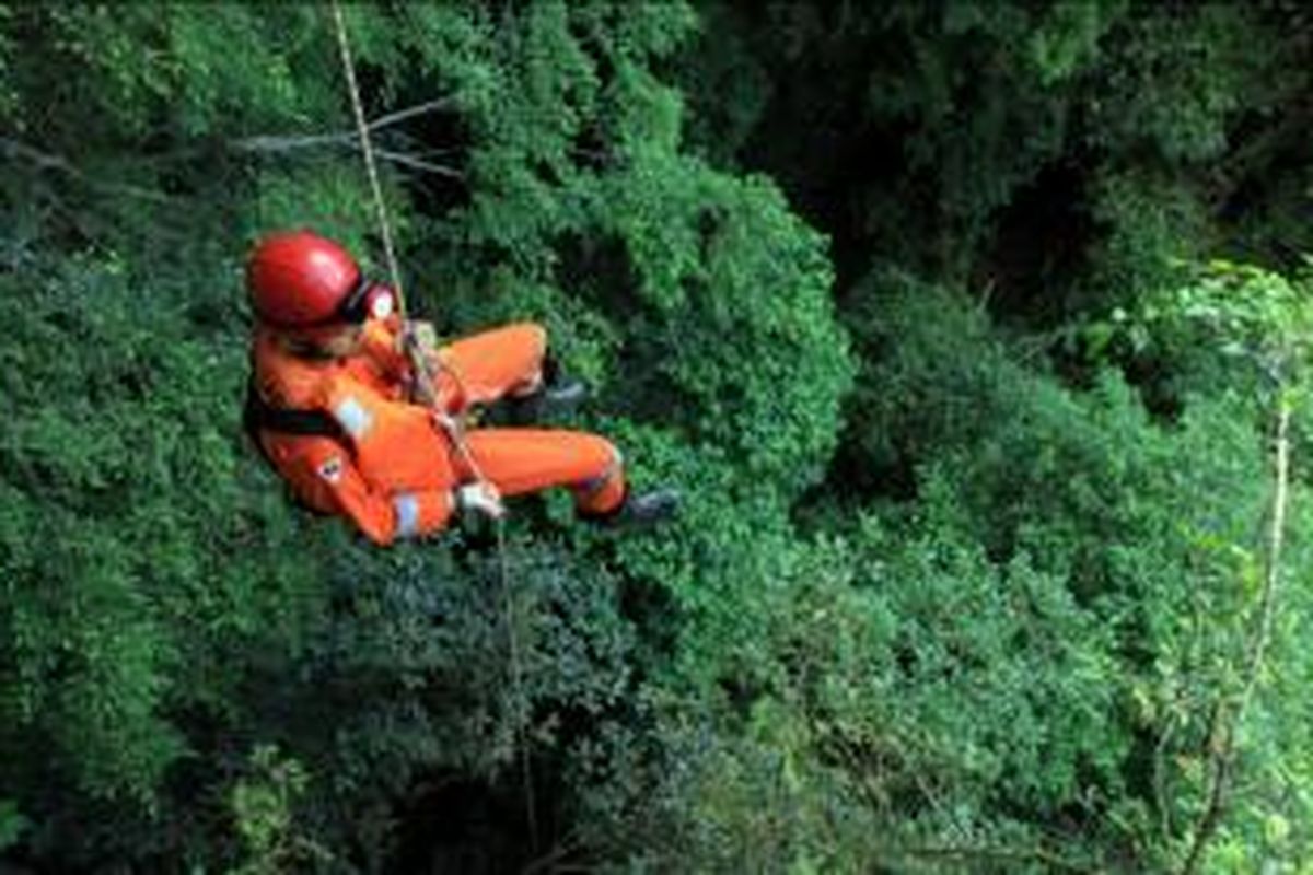 Beberapa sub-kegiatan pencinta alam memang tergolong olahraga atau hobi ekstrim, yaitu arung jeram, memanjat tebing, menelusuri goa, serta mendaki gunung salju.
