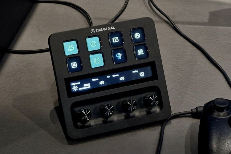 Tampilan stream deck sebagai tombol pintasan (shortcut) untuk streamer. Ada shortcut untuk kecerahan, atau volume headset, volume mikrofon, dan hotkey kustom.