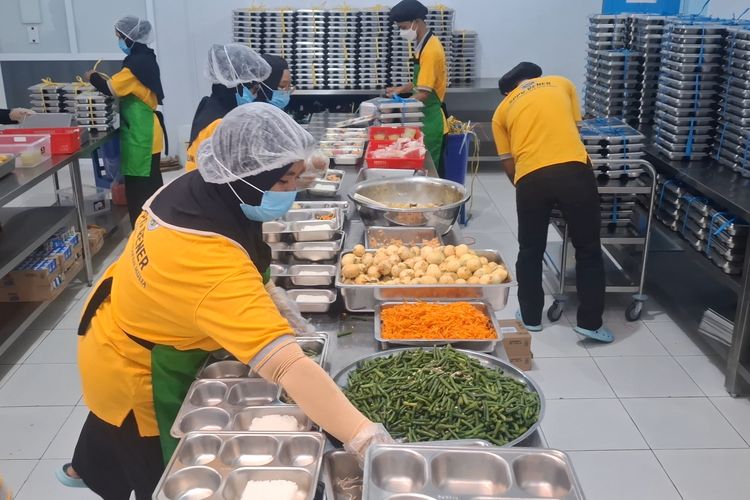 Suasana menyiapkan Makan Bergizi Gratis di SPPG Bener Kabupaten Purworejo Jawa Tengah 