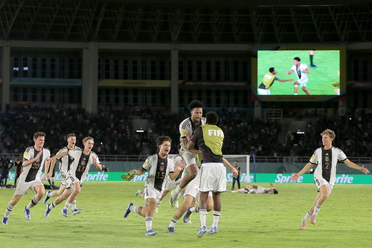 Pemain Timnas Jerman bersuka cita usai menjalani adu penalti saat final Piala Dunia U17 2023 Indonesia melawan Perancis berakhir dengan skor 2-2 (4-3) yang berlangsung di Stadion Manahan Solo, Sabtu (2/12/2023) malam.