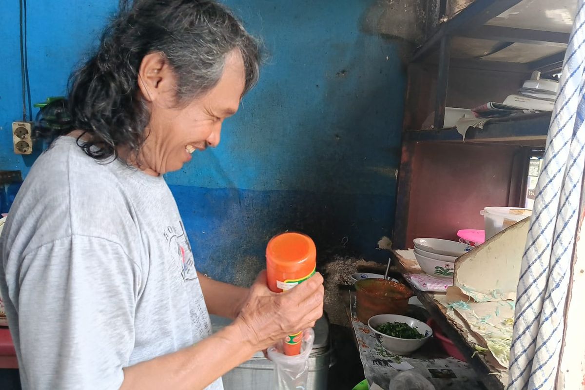 Hasno saat berjualan bakso ikan di Ubud, Gianyar, Senin (2/5/2025).