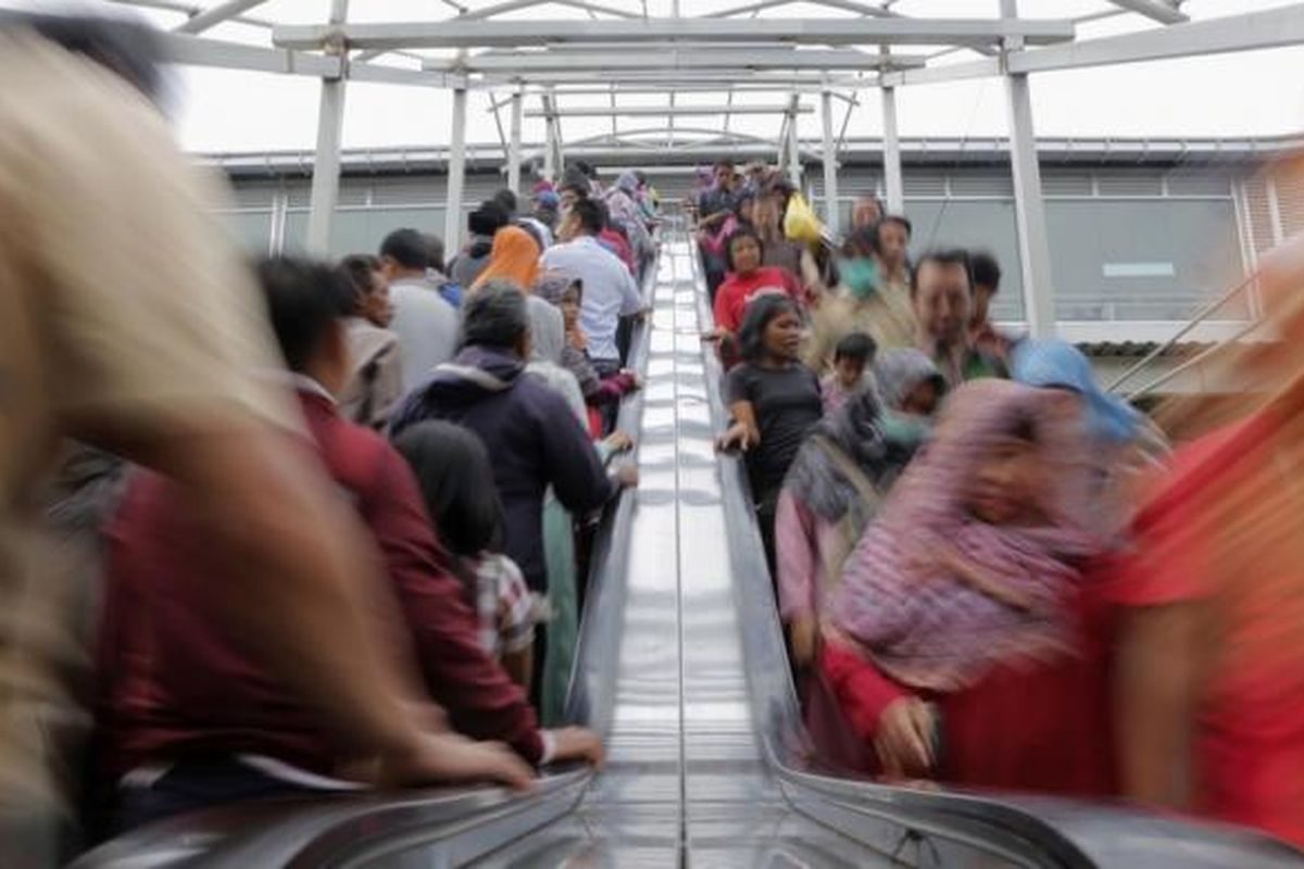 Sejumlah penumpang kereta menggunakan tangga berjalan (escalator) yang mulai dioperasikan di Stasiun Tanah Abang, Jakarta Pusat, Jumat (10/3/2017). Jembatan Penyebrangan Orang (JPO) mulai di ujicoba untuk pengguna jasa KRL berpindah antar peron.