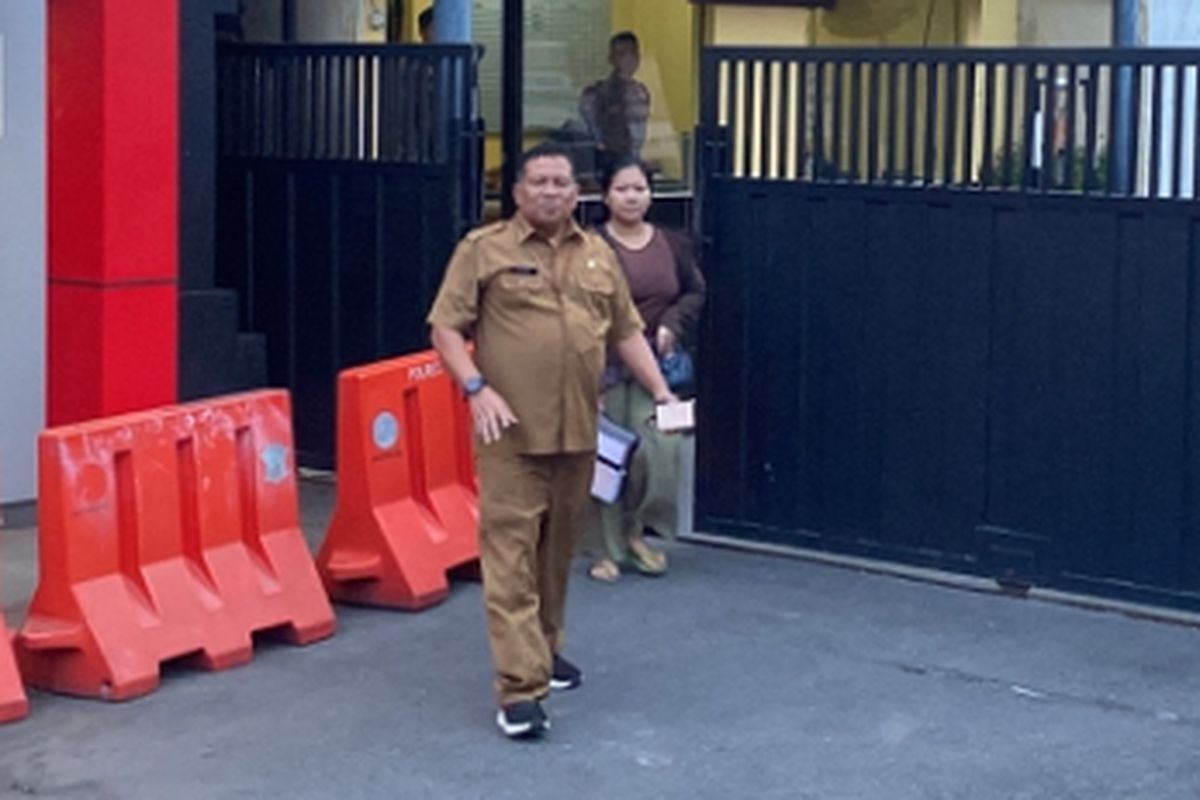 Kadisperinaker, Achmad Zaini, saat dampingi korban di Mapolres Pelabuhan Tanjung Perak, Senin (14/4/2025).