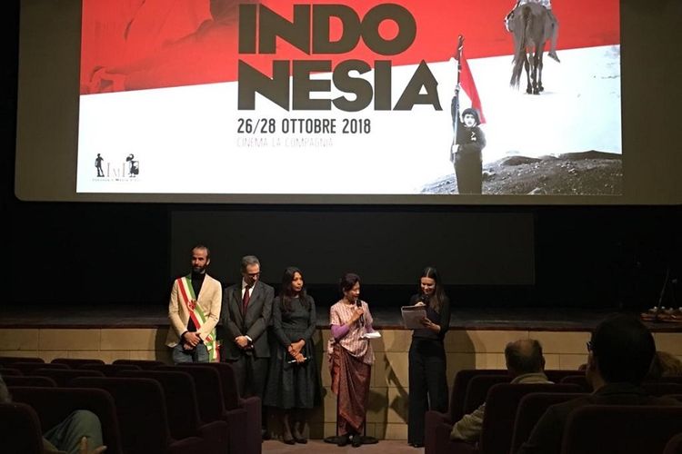 Duta Besar RI untuk Italia, Esti Andayani (berpakaian merah muda) menyampaikan menyampaikan sambutan saat pembukaan acara Festival Film Indonesia di Florence, Italia, Jumat malam (26/10/2018).