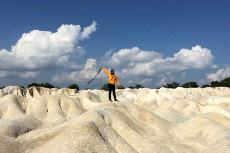 Menikmati Danau Biru, Oase di Tengah Gunung Pasir Bintan