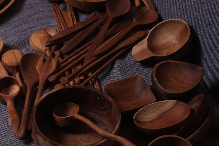 Ilustrasi produk yang dihasilkan oleh jenama Rubycraft berupa sendok dan mangkok kayu.