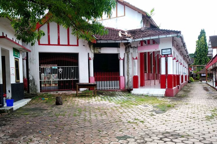 Bangunan bekas markas PETA Blitar di Jalan Sodanco Supriyadi yang kini dimanfaatkan sebagai ruang perkantoran dan kelas oleh empat sekolah di Kota Blitar, Rabu (10/11/2021)