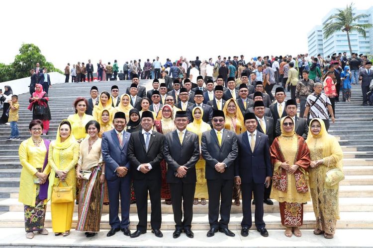 Selesai dilantik, anggota DPR dari Partai Golkar berfoto bersama di Gedung DPR/MPR, Senayan, Jakarta. 