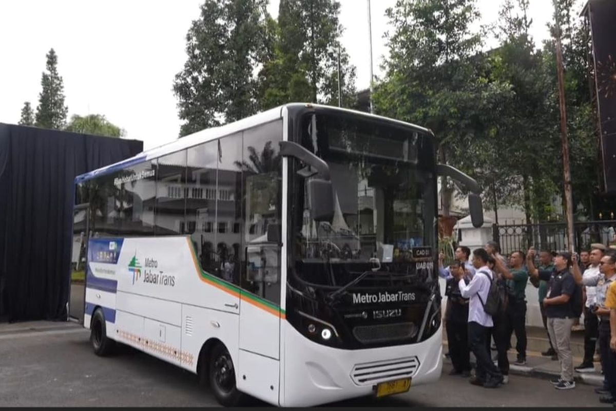 Penggantian nama Bus Rapid Transportation (BRT) menjadi Metro Jabar Trans (MJT) demi mendukung hadirnya transportasi terintegrasi di Bandung Raya oleh Pj Gubenur Jabar Bey Machmudin di Gedung Sate, Kota Bandung, Selasa (31/12/2024).