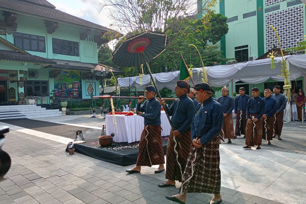 Prosesi jamasan pusaka di Plaza Balai Kota Yogyakarta, Kamis (24/7/2025)