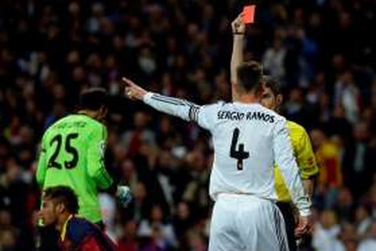 Kapten Real Madrid, Sergio Ramos, diganjar kartu merah saat melawan Barcelona pada partai La Liga di Stadion Santiago Bernabeu, 23 Maret 2014.