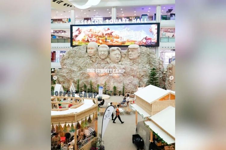 Replika Gunung Rushmore di mal Seacon Square Thailand, menampilkan wajah Donald Trump, Vladimir Putin, XI Jinping, dan Kim Jong Un pada akhir September 2025.
