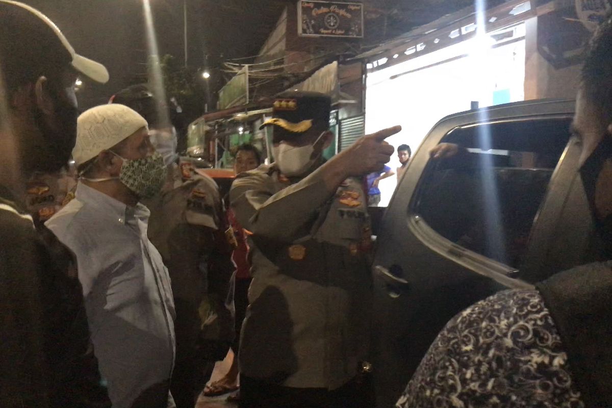 Kapolres Metro Jakarta Selatan, Kombes Pol Azis Andriansyah berbicara dengan tokoh setempat saat mengamankan seorang perempuan yang diduga berperan sebagai penyuplai batu dalam tawuran di kawasan Manggarai, Tebet, Jakarta Selatan pada Senin (18/1/2021) malam.