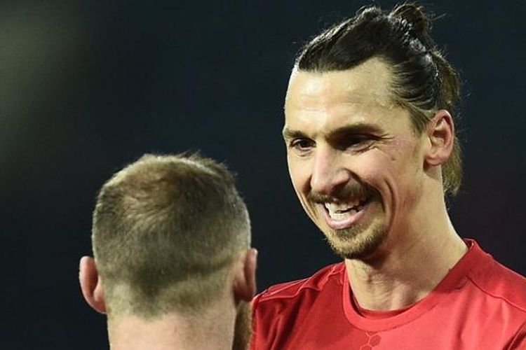 Penyerang Manchester United, Zlatan Ibrahimovic, merayakan kemenangan atas West Bromwich Albion bersama rekannya, Wayne Rooney, di Stadion The Hawthorns, Sabtu (17/12/2016).