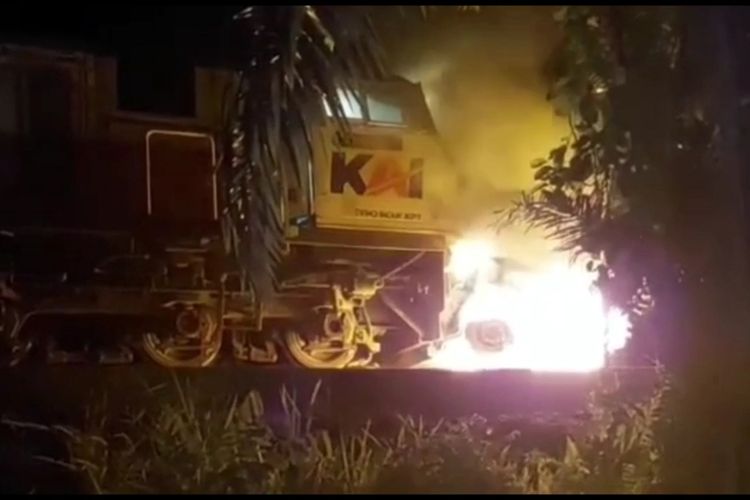 Api masih menyala dari kendraaan pikap yang terbakar usai ditabrak kereta api rangkaian panjang (Babaranjang) di Kelurahan Cambai Kota Prabumulih