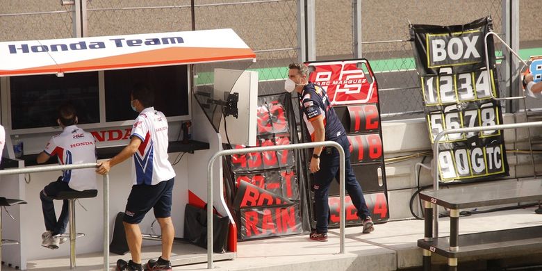 Kru Repsol Honda mengoperasikan papan pit untuk Marc Marquez.
