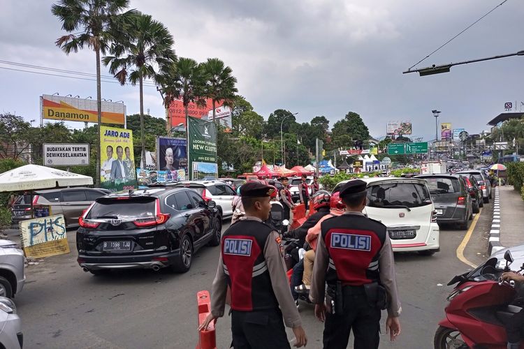 Kemacetan lalu lintas di kawasan wisata Puncak Bogor, Jawa Barat, Senin (24/4/2023).