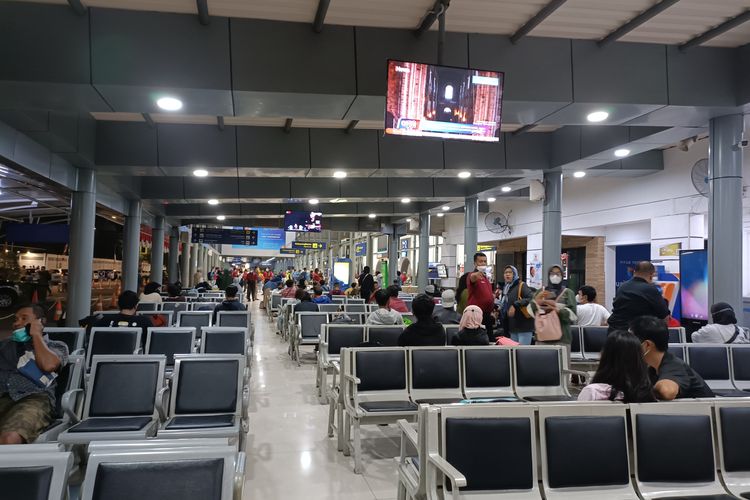 Area tunggu Stasiun Pasar Senen, Jakarta Pusat, Senin (08/08/2022). Mengetahui cara naik kereta api jarak jauh akan membuat perjalanan lebih nyaman dan siap.