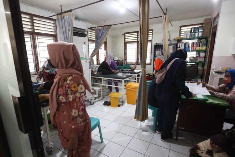 Sebanyak 71 warga di wilayah Kalilom Lor Indah Gg. Seruni II, RT 12 RW 10 Kelurahan Tanah Kali Kedinding, Kecamatan Kenjeran, Surabaya, diduga mengalami keracunan massal seusai menyantap olahan daging kurban.