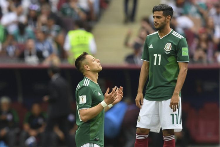 Penyerang Meksiko, Javier Hernandez (kiri), berdoa dalam laga Grup F Piala Dunia 2018 kontra Jerman di Luzhniki Stadium, Moskow, Rusia pada 17 Juni 2018.
