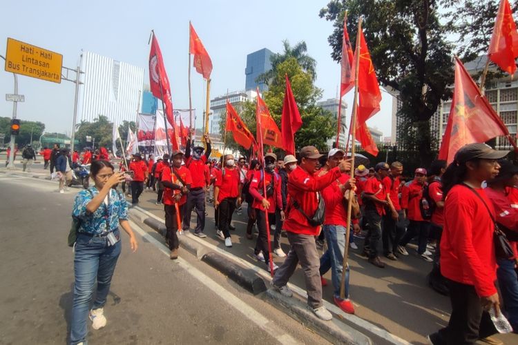 Sebagian massa buruh yang berunjuk rasa untuk menuntut pencabutan Omnibus Law Undang-Undang Cipta Kerja di kawasan Patung Kuda, Jakarta Pusat, Senin (2/10/2023) siang, mulai bergeser.