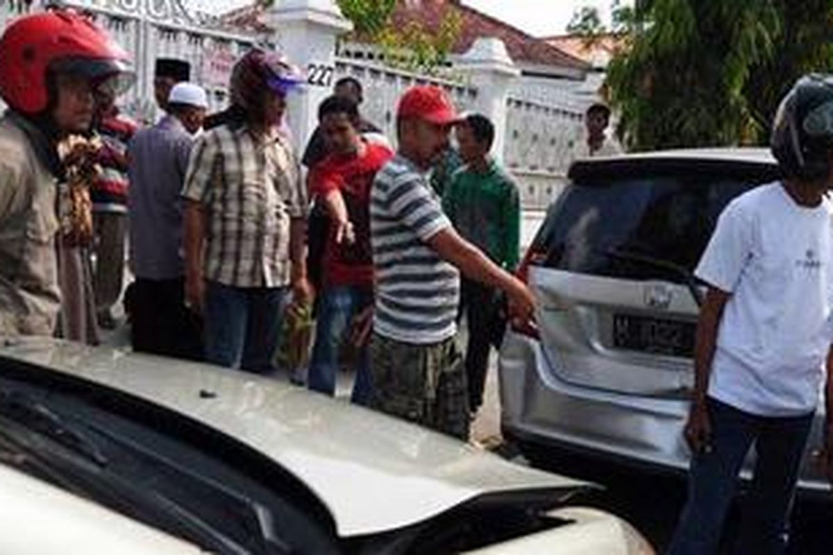 Tabrakan beruntun rombongan jemputan jemaah haji Pamekasan, Jumat (9/11/2012). Satu korban pengendara motor patah tulang paha karena menabrak mobil paling belakang.