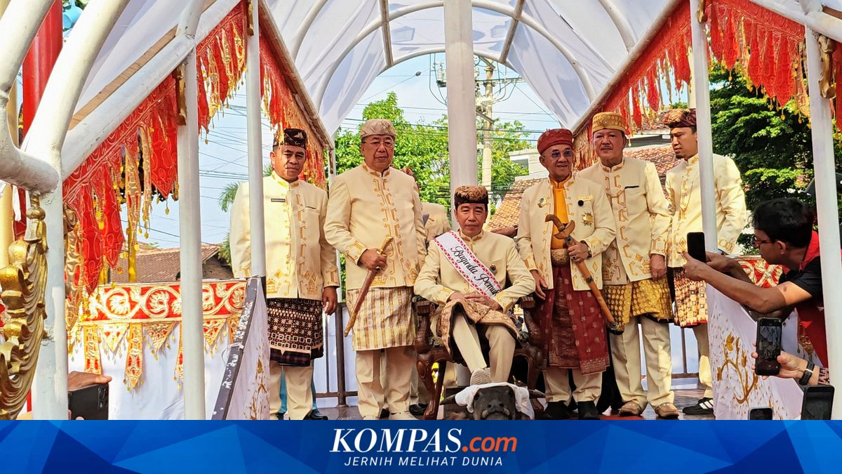 Tokoh Adat Lampung Jelaskan Makna Jokowi Menginjak Kepala Kerbau saat Terima Gelar Kehormatan