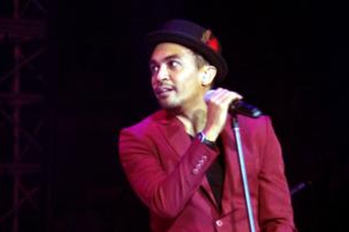 Glenn Fredly menggelar konser Menanti Arah di Istora Senayan, Jakarta Pusat, Sabtu (17/10/2015) malam. Konser ini diselenggarakan untuk memperingati 20 tahun berkarya artis musik berdarah Ambon tersebut.