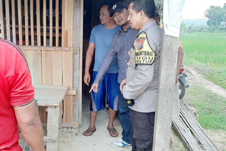 Lokasi bayi laki-laki ditemukan warga, dibuang di kolong kursi sebuah warung yang berada di Desa Sukobendu, Kecamatan Mantup, Lamongan, Jawa Timur, Minggu (25/12/2022).