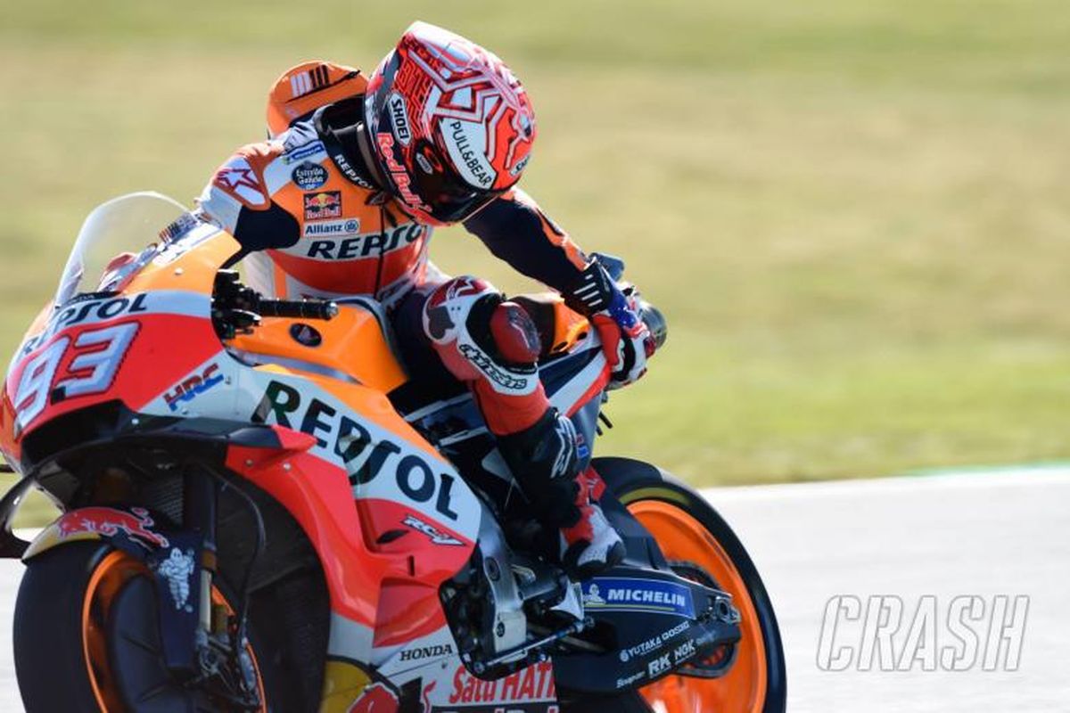 Marc Marquez melihat bagian belakang motornya setelah mengalami kotak dengan motor Zarco di GP Australia 2018.