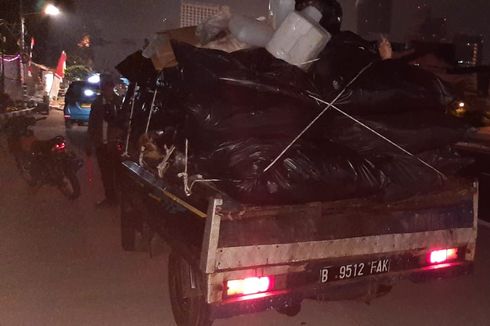 Mobil Pickup Tak Dilengkapi Terpal, Sampah Berceceran di Jalan Non Tol Antasari