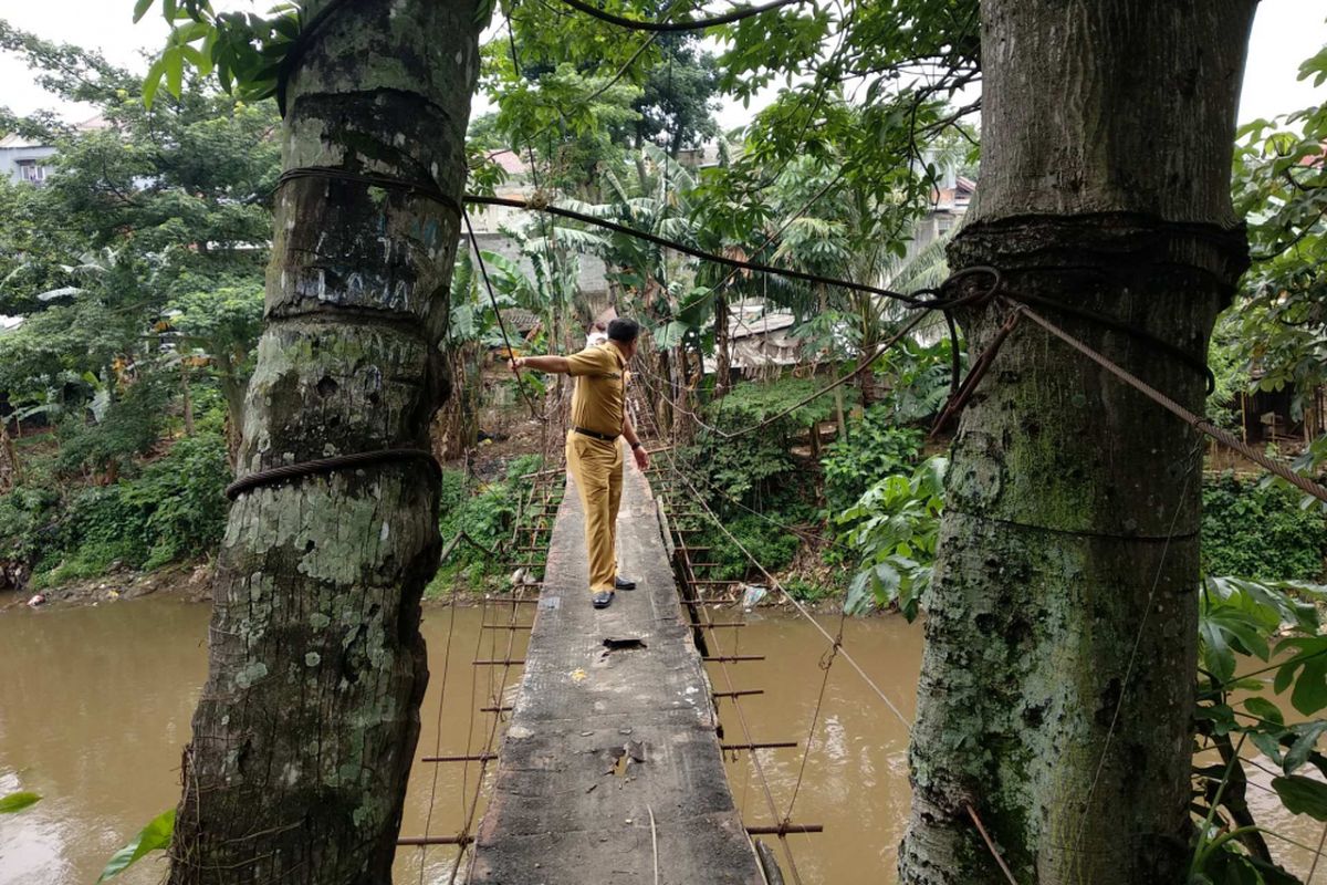 Pegawai Pemprov DKI Jakarta meninjau jembatan gantung di Jalan Gardu, Srengseng Sawah, Jagakarsa, Senin (22/1/2018).