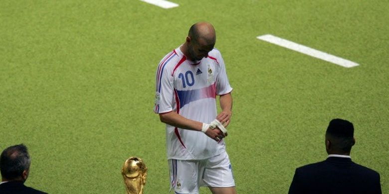 Zinedine Zidane berjalan tertunduk meninggalkan lapangan usai diganjar kartu merah dalam laga Italia vs Perancis pada final Piala Dunia 2006 di Stadion Olympia, Berlin, pada 9 Juli 2006. Zidane diusir wasit usai menanduk dada bek Italia, Marco Materazzi.