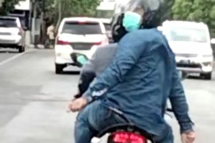 Tangkapan layar terduga pelaku perampokan yang menggunakan sepeda motor Honda Vario di Purwokerto, Kabupaten Banyumas, Jawa Tengah, Kamis (1/4/2021).