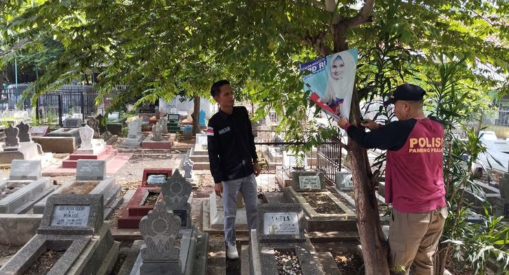 Bawaslu Kota Cirebon Tertibkan APK di Kuburan 