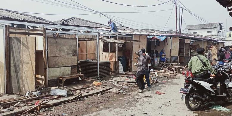 Bupati Bandung Dadang Supriatna saat melakukan peninjauan proses relokasi para pedagang pasar Banjaran ke Tempat Penampungan Berjualan Sementata (TPBS) berlangsung hari ini, Senin (5/6/2023).