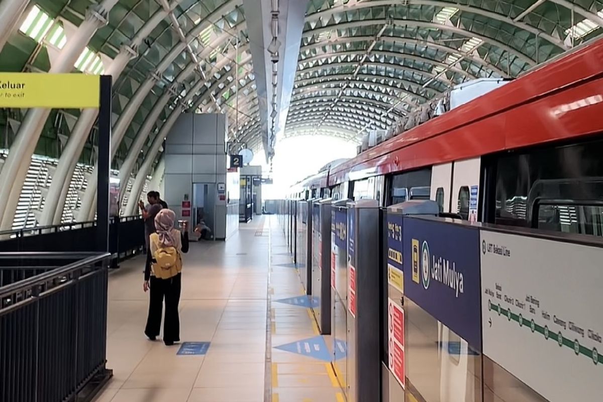 Stasiun LRT Jatimulya sudah mulai beroperasi sejak Senin (28/8/2023). Pada hari kedua sejak dibuka, Selasa (29/8/2023) pagi, terpantau stasiun LRT masih sepi dari pengunjung, hanya ada beberapa pengunjung yang menggunakan moda transportasi ini.