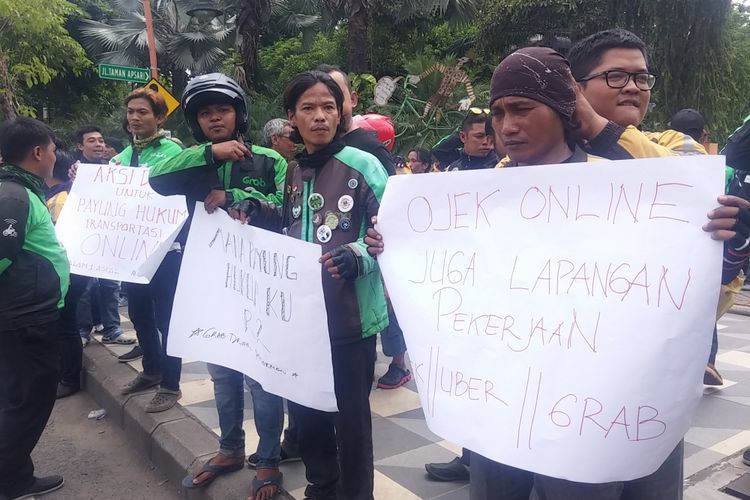 Aksi pengemudi Gojek di depan gedung negara Grahadi Surabaya