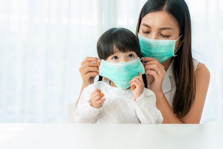 Ilustrasi ibu dan anak mengenakan masker untuk menghindari penularan virus. 