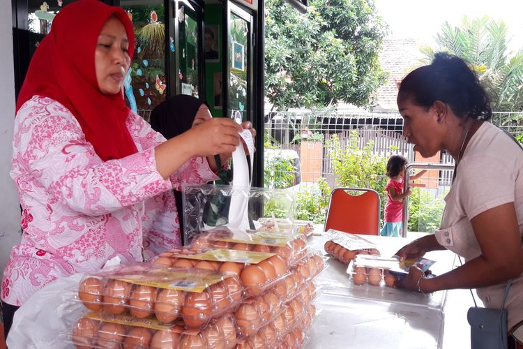 Warga mengantre untuk mengambil pangan murah di RPTRA Keuangan, Bendungan Hilir, Jakarta Pusat, Jumat (5/4/2019)