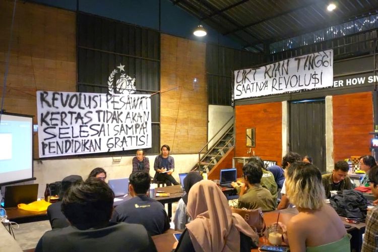 Forum diskuasi yang digelar oleh UNY Bergerak di salah satu cafe di Sleman. Di forum ini dihadirkan kesaksian-kesaksian kisah dari mahasiswa yang menjadi korban UKT.