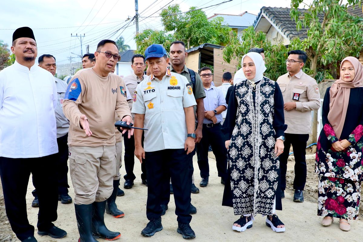 Mendagri Tito Karnavian sekaligus Kasatgas Percepatan Rehabilitasi dan Rekonstruksi Pascabencana Wilayah Sumatera meninjau langsung lokasi terdampak banjir di Dusun Damai, Desa Bundar, Kabupaten Aceh Tamiang, Aceh, Kamis (19/2/2026).