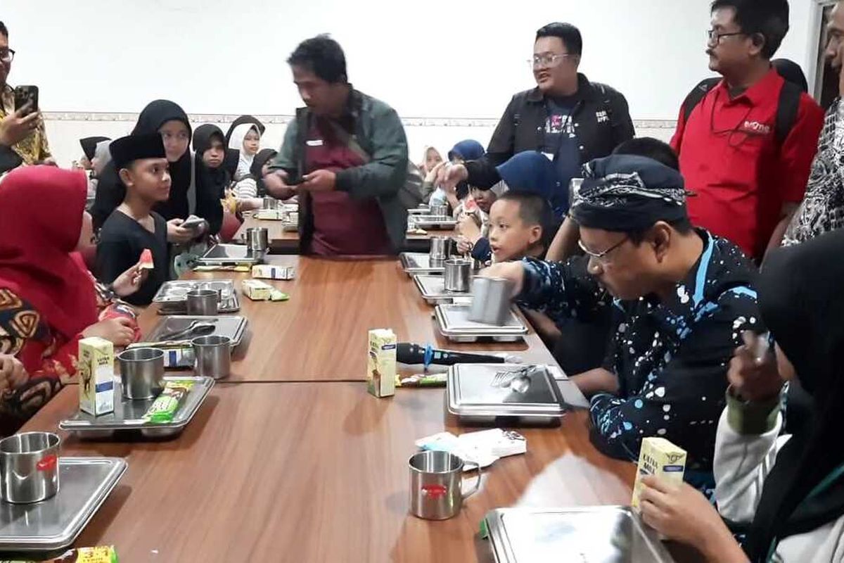 Menteri Sosial Gus Ipul meninjau pelaksanaan masa pengenalan lingkungan sekolah atau MPLS di Sekolah Rakyat Menengah Pertama 10 Bogor yang berlokasi di Sentra Terpadu Inten Soeweno, Cibinong, Kabupaten Bogor, Jawa Barat, Kamis (24/7/2025) malam. Dalam peninjauan itu, Gus Ipul ikut menyantap makan malam bersama dengan para siswa-siswi di dapur sekolah rakyat.