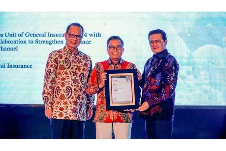 Tugu Insurance dapat penghargaan pada Top and Halal Award.