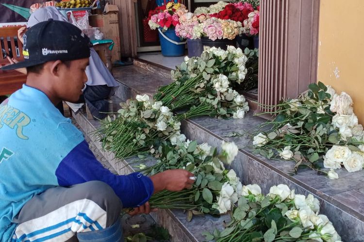 Salah satu pegawai Andira Rose sedang memilah bunga mawar yang akan dikirim ke Jakarta, pada Senin (12/9/2022). 