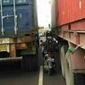 Tips Aman Berkendara di Antara Truk Besar