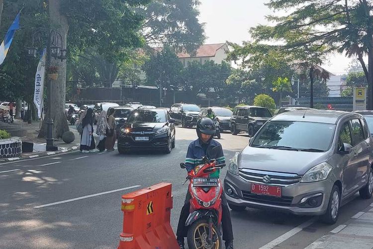 Masih banyak ASN yang menyiasati program Balaikota Bebas Kendaraan dengan cara memarkirkan kendaraan dinas di Jalan Merdeka dan Perintis Kemerdekaan, depan Balaikota Bandung.